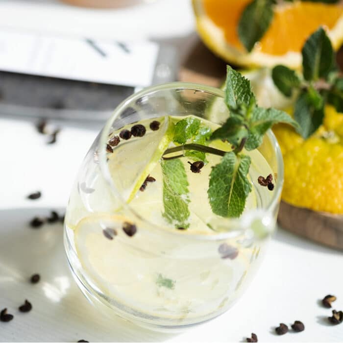 Pfeffer im sommerlichen Gin-Tonic